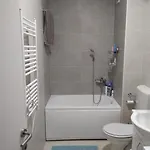 شقة Modern With Balcony Close To Center *