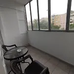 شقة Modern With Balcony Close To Center